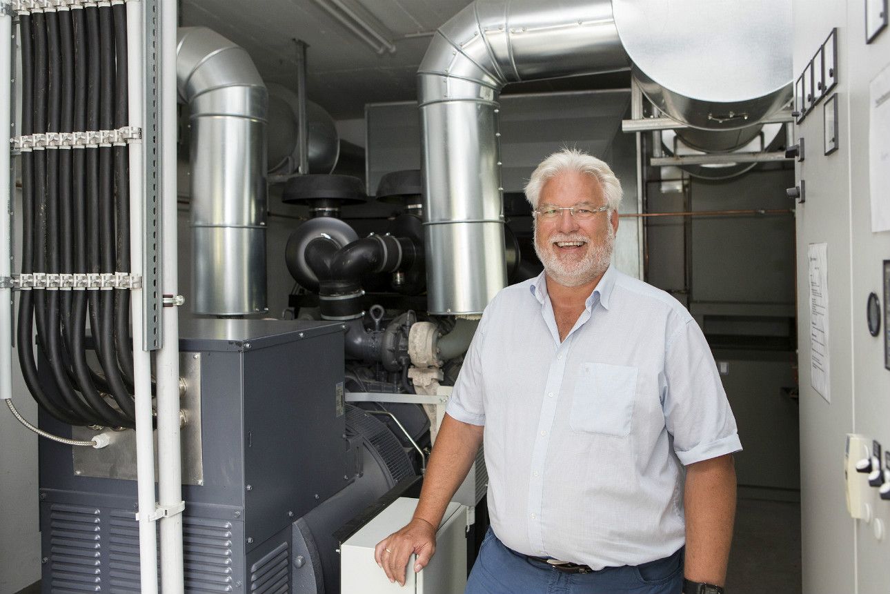 Timmer先生和他的应急发电机在虚拟发电厂内提供平衡能量。必威正规网站